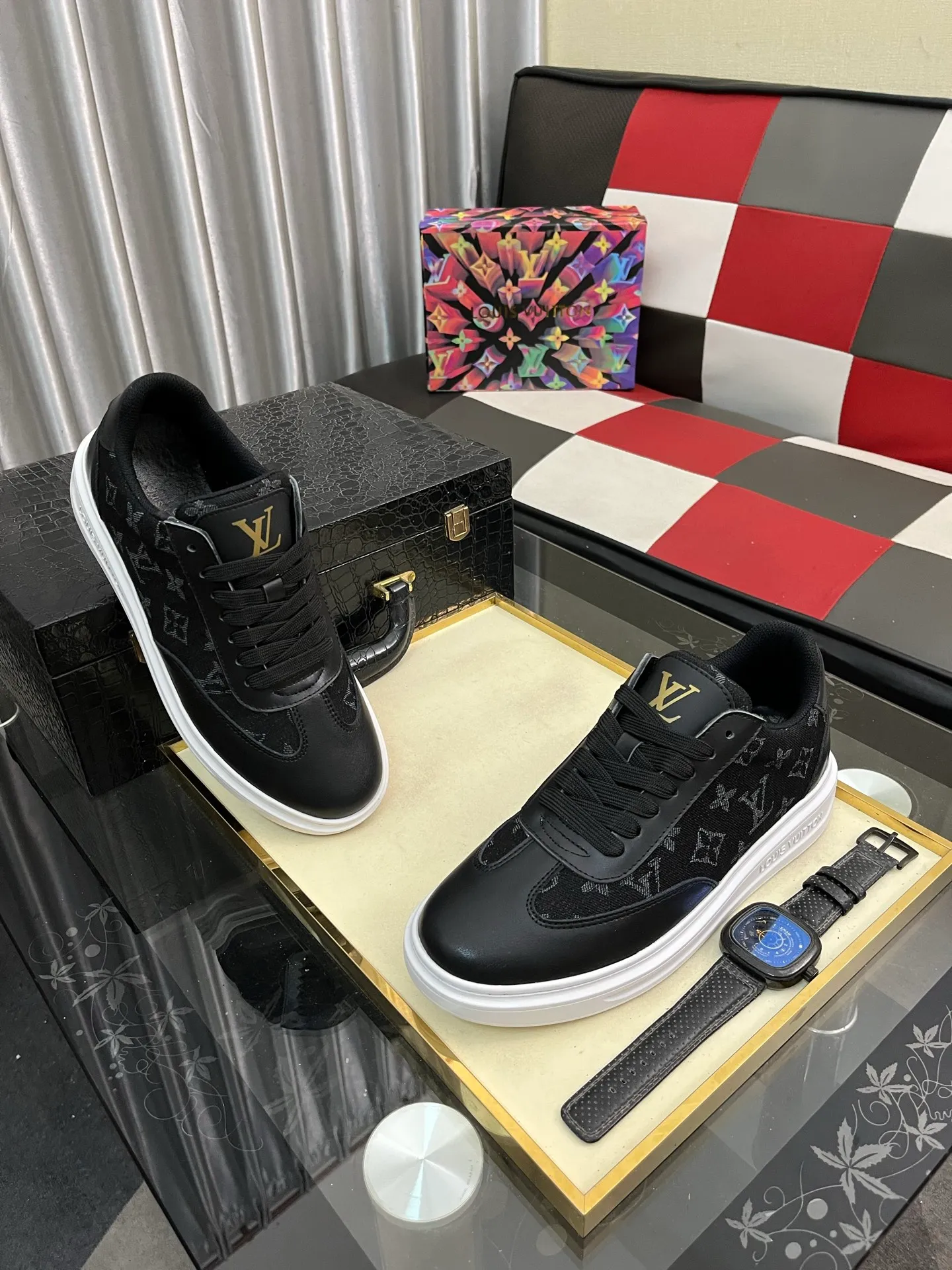 Men's shoes 💰540⌚️⌚️ Louis vuitton/LV Louis Vuitton 》Original quality.~ Unique modern style sneakers. 🏃A must-have casual shoe for trendy men😍😍 Original brand imported from Italy, imported original leather, sheep lining (refuses to discolor and grind feet) Sole: Original sole provided by the original factory, French lazy style design ⚠️Fit to the feet, original quality, super comfortable original sole. Code number: 38-445️⃣Colors available